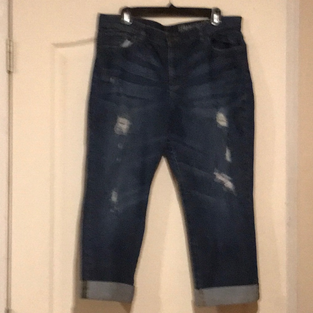 Distressed cropped jeans